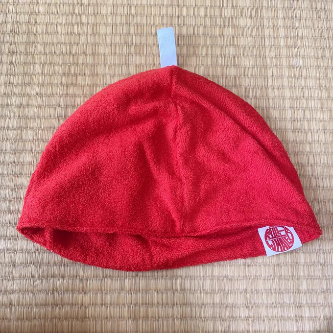 昨日熱波甲子園やどこでも金網プロレスに出場されていたオルカ宇藤選手(@OrcaUto)のお手製サウナハットをついにゲットしました。サウナに入ると毛がチリチリしがちなのでとても嬉しいです。蟹なので赤です。後日つかいごこちをレポートしますよ!💥🦀💥 https://t.co/yyh3Q752TJ 