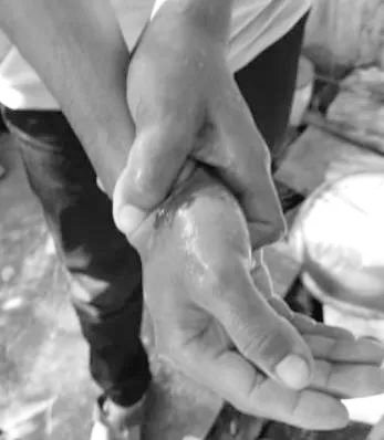 Byun_Sori6104's tweet photo. Tw // Blood // Gunshot 

Two youths from Mandalay got shot in the back and hand by Junta Terrorists while delivering the sacks of rice. 

#June22Coup #WhatsHappeningInMyanmar https://t.co/UKX4wk86FD