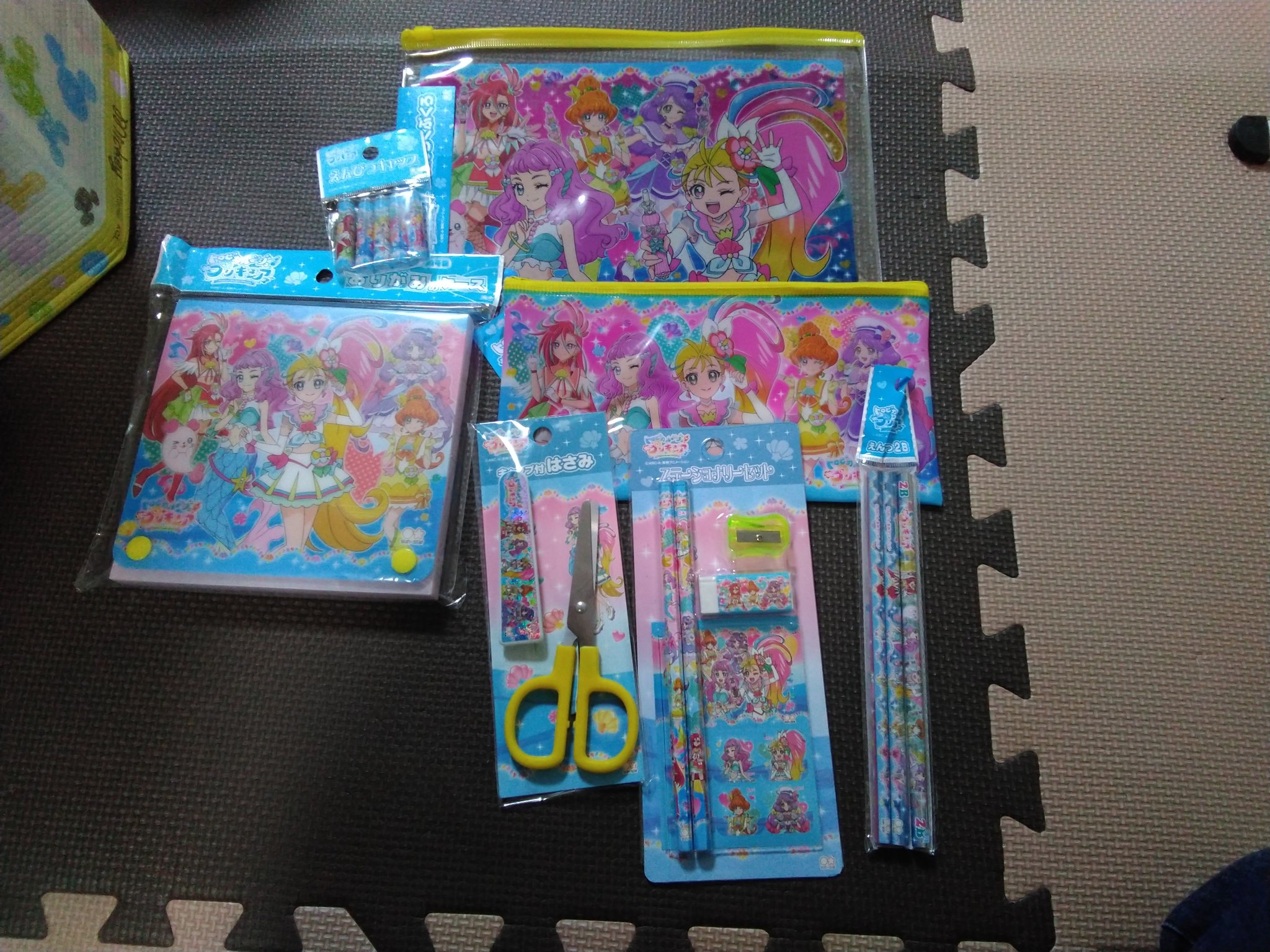 おっきぃ やっと入手 ダイソープリキュア文具 シールはなかった 今期下敷きはないのかな キーホルダーやネームホルダーもない ハサミって毎年変えるものでもないし 下敷きがよかったなあ あとは夏のドリームステージ参戦用に人間化ローラ私服を作る