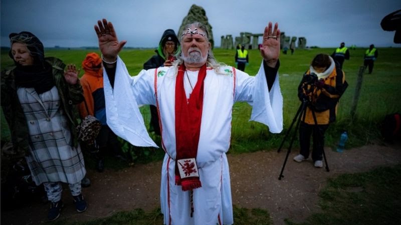 cuadernosaguila's tweet photo. ¡🌻FELIZ LITHA 🌻! Para los celtas, el solsticio de verano era una de sus fiestas más importantes y la de mayor derroche, ya que celebraban una época de abundancia
Hoy en Stonehenge se ha vivido un solsticio especial #SummerSolstice #Stonehenge #happylitha https://t.co/Y8JT5lkHtv