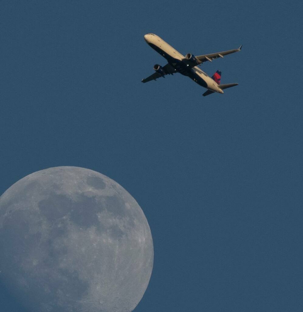 TJWalkerPhotos's tweet photo. A Delta airliner flies past the moon on a summer night in northern Utah. #yourshotphotographer #ourfotoworld #deltaairlines @delta #airplane #moon #delta https://t.co/vNjid2WpIf