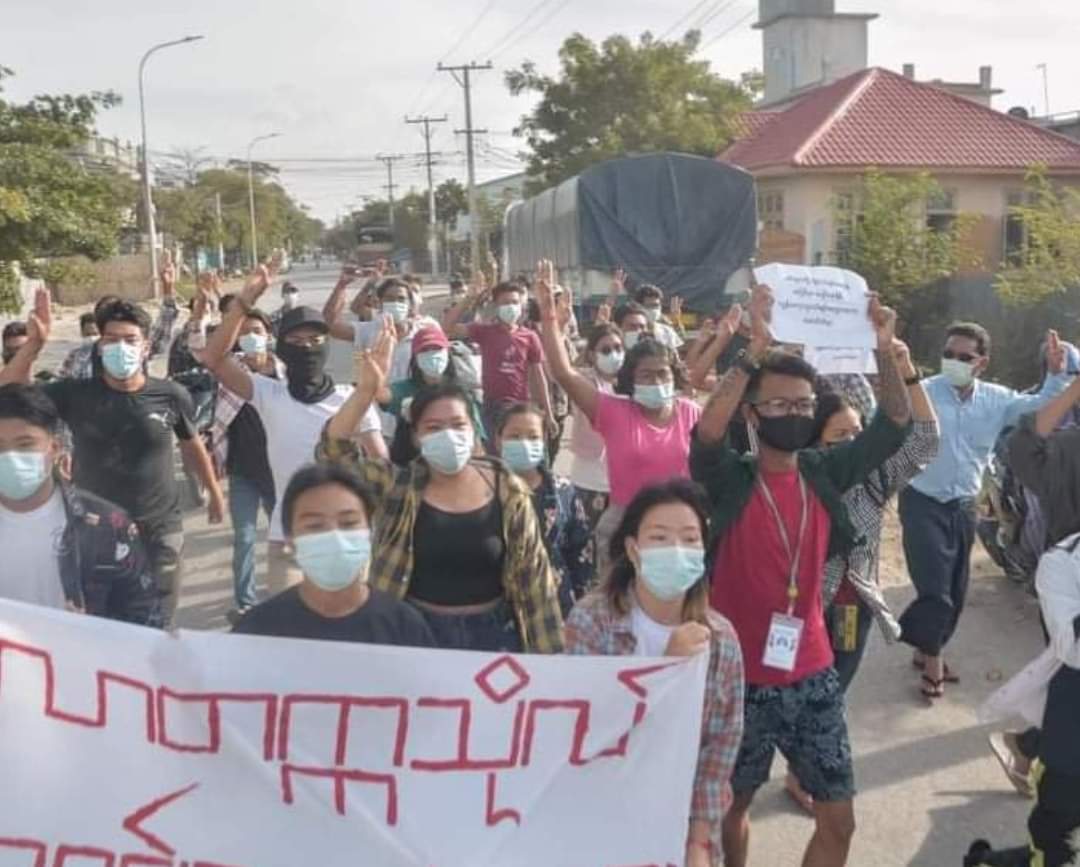 hninohnmar1's tweet photo. Students from Mandalay University rally against the Evil Junta SAC today.

#June22Coup #WhatsHappeningInMyanmar https://t.co/y0KfxWUZMH