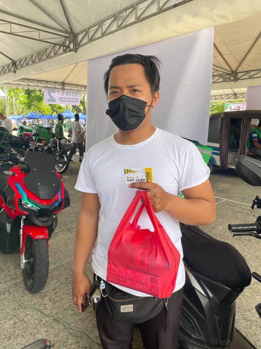 lenirobredo's tweet photo. Para mahikayat yung ating TODA drivers and Grab delivery drivers na magpabakuna, nakipag partner po kami sa SEAOIL Foundation para mabigyan ng libreng P500 gas card ang bawa’t isang driver na magpapabakuna ngayong araw. As of 12 noon, nasa 900 drivers na ang nagpa bakuna. https://t.co/WzZk3HZAMT