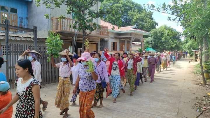 LeeDam_3's tweet photo. Rural Main strike against the dictatorship in Letpadaungtaung Area, Nyaung Pin Gyi Ywar Shay Tract. 
#UnfetteredAccessForAids
#June22Coup
#WhatsHappeningInMyanmar https://t.co/SDht31zeHm