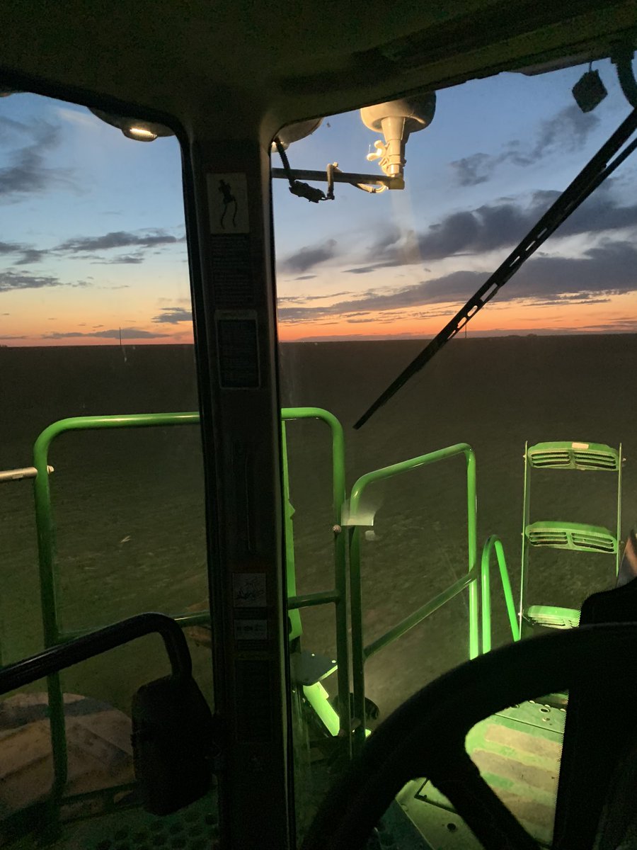 KeenanSmith20's tweet photo. Love where you live! Love what you do! #bigcountrysunsets I feel bad for all the people that don’t get to experience this. #sprayerlife @cjquaschnick https://t.co/ptStQHtUuf