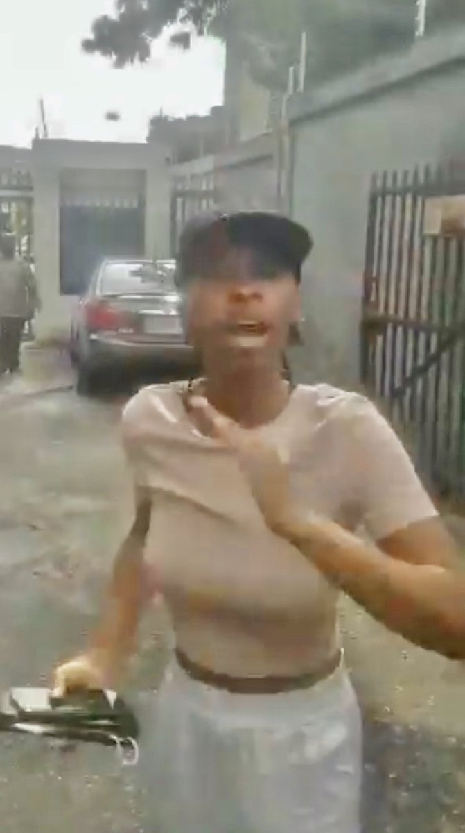 AnthonyEhilebo's tweet photo. The worst part is that Nobody has been able to Identify this girl...I can bet it was intentional not to pay the Bolt driver...these are screen shots of her Picture...
Can we find her?
Oya Twitter you know what to do...abi? https://t.co/rwn6R8EIeS