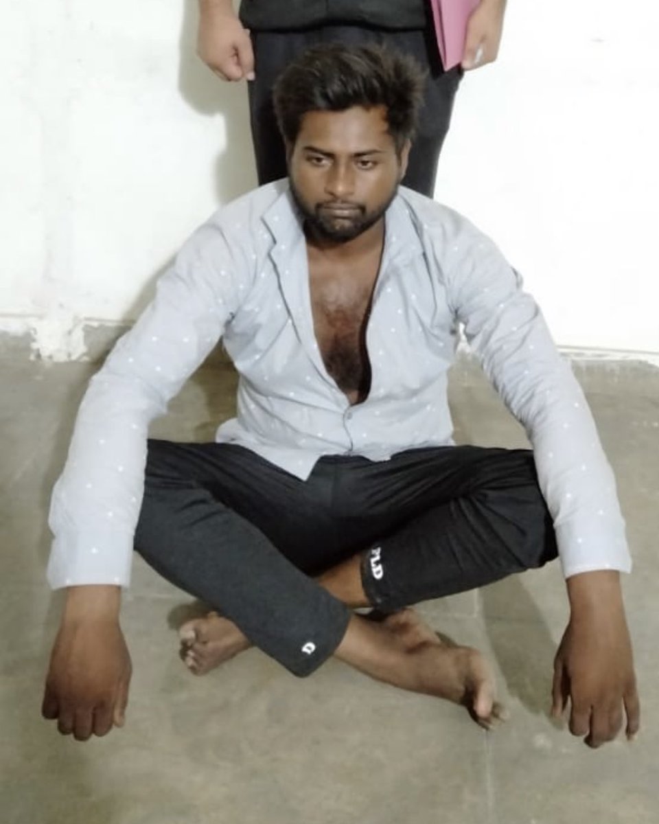 FBDPolice's tweet photo. शक्ल से  #wolverine का भाई लगता है ना! 

फ़ील लेने के लिए कुछ ना कुछ तो करना था। 

पहले गाँजा खेचना शुरू किया। फिर बेचना। 

मल्टी-लेवल मार्केटिंग के ज़रिए तरक़्क़ी की सीढ़ियाँ तेज़ी से चढ़ रहा था। 

पुलिस आड़े आ गई। औंधे मुँह ज़मीन पर हैं। 

#ये_पगला_है, समझाने से समझे ना। https://t.co/GmCghuzS37