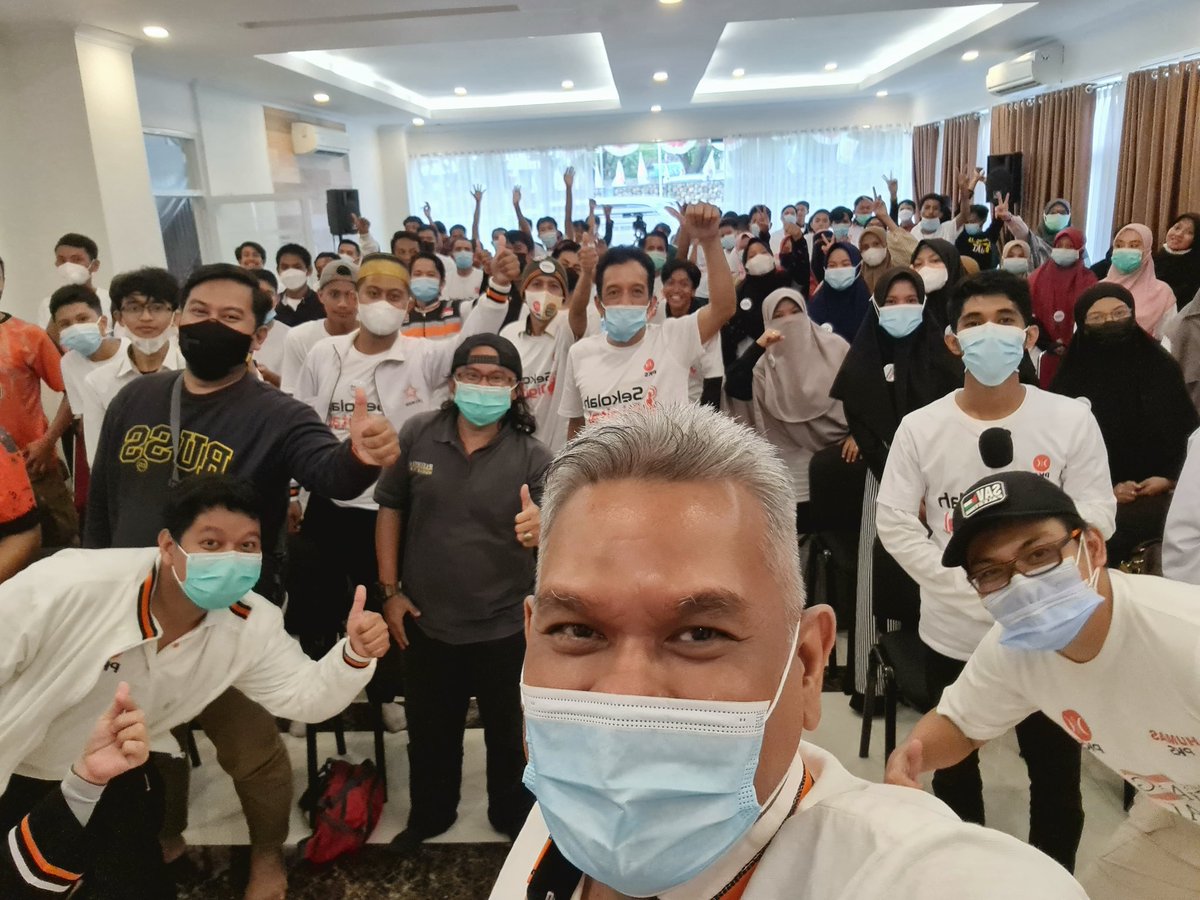Tetap disiplin menggunakan masker dalam kondisi sepenting apapun, kita hanya berusaha semaksimal yang kita bisa, insyaaAllah kita semua selalu terlindungi dari bahaya wabah Covid-19..aamiin
#cegahcovid-19
#pks
#masker