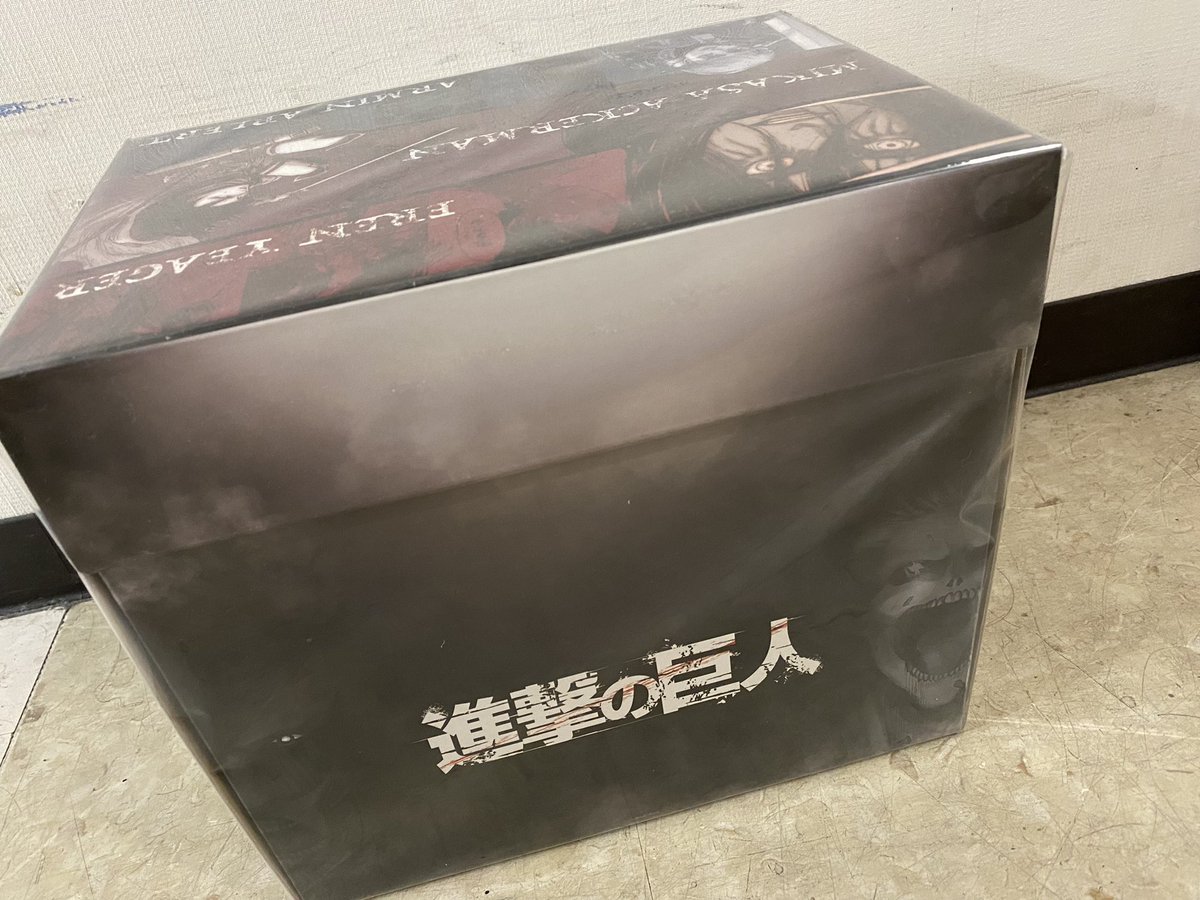 蔦屋書店熊本三年坂コミック部 進撃の巨人 全巻まとめ買い購入者限定 有償特典 全巻収納box発売中です 進撃の巨人 専用の棚としてもご利用できますし畳んで専用収納boxとしてもご利用できます 売り場に見本を置いていますのでぜひお手に取って確認