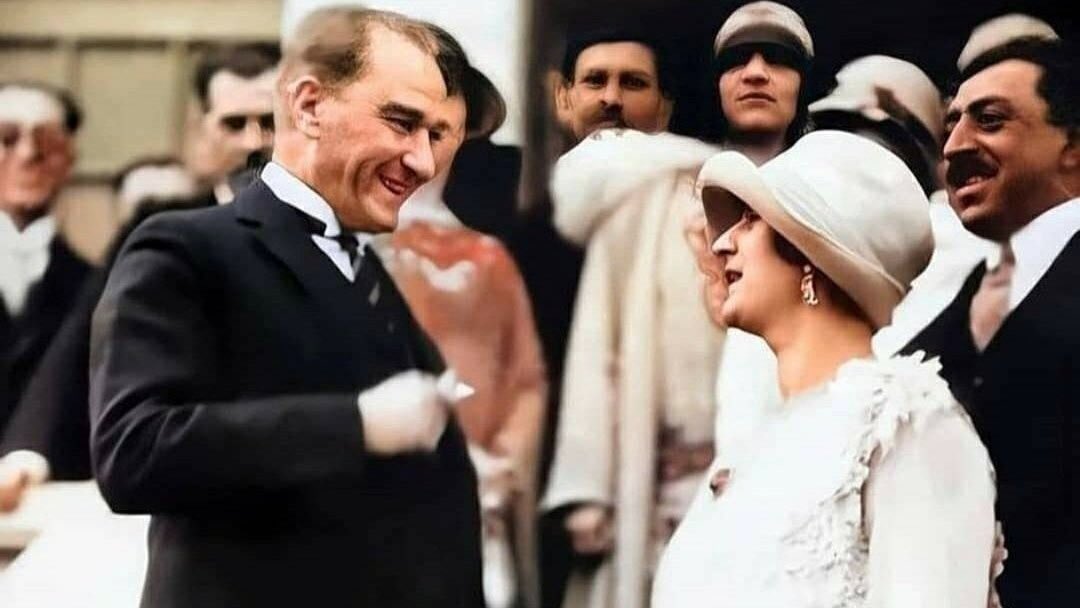 Sanatsız kalan bir milletin, hayat damarlarından biri kopmuş demektir.

Gazi Mustafa Kemal ATATÜRK 

#KUSURABAKIYORUZ