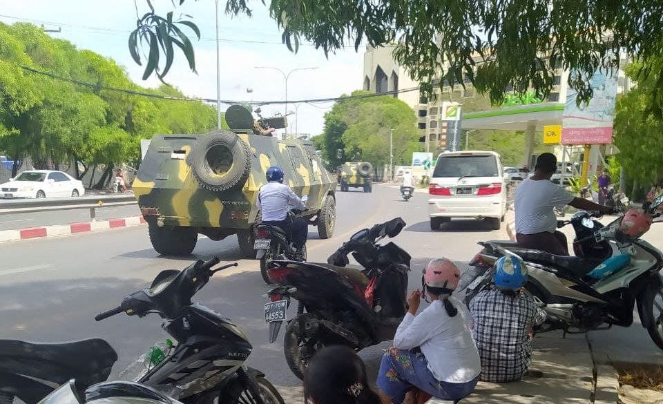 A shootout broke out between the People’s Defense Force of Mandalay and junta troops—including some in plain clothes—in #Mandalay’s Chan Mya Thazi Township after the latter reportedly raided a guerilla unit of the former on Tuesday morning. 

(Photo:CJ) 
#WhatsHappeningInMyanmar