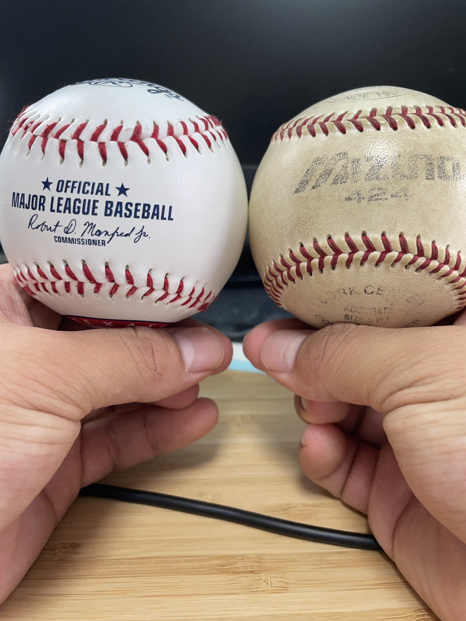 明石和樹 パラレルマーケター على تويتر 確かにmlb球は滑るし 縫い目が適当 あとmlb球は少し小さい あと硬いのか爪で叩くと音が高い 縫い目はあってないようなくらい低い 日本の夏でも滑るからロサンゼルスとかはもっと滑るんだろうなあ T Co Sivro00vy8 تويتر