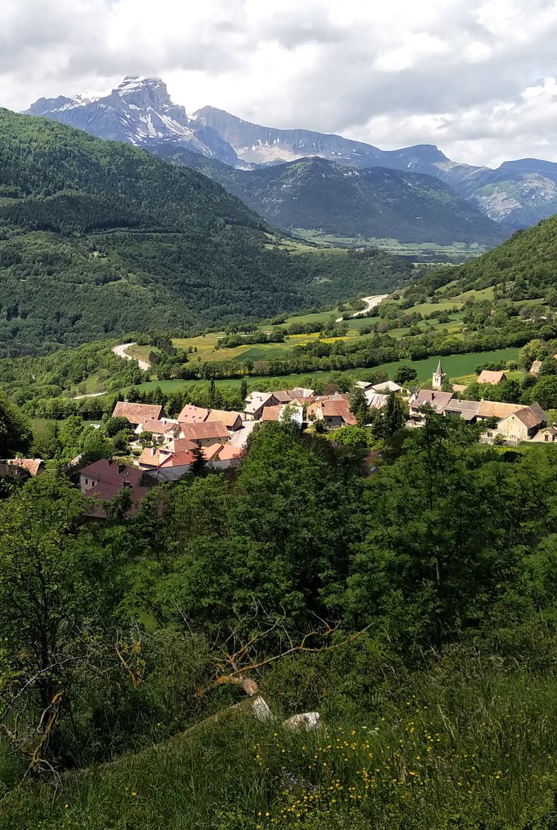 MontagnReportag's tweet image. Le village d'Aspres-lès-Corps avec au fond la Grande Tête de l'Obiou 2 789 m, point culminant du massif du #devoluy #valgaudemar #hautesalpes #paysdesecrins #montagne #randonnée #mountains #alpes