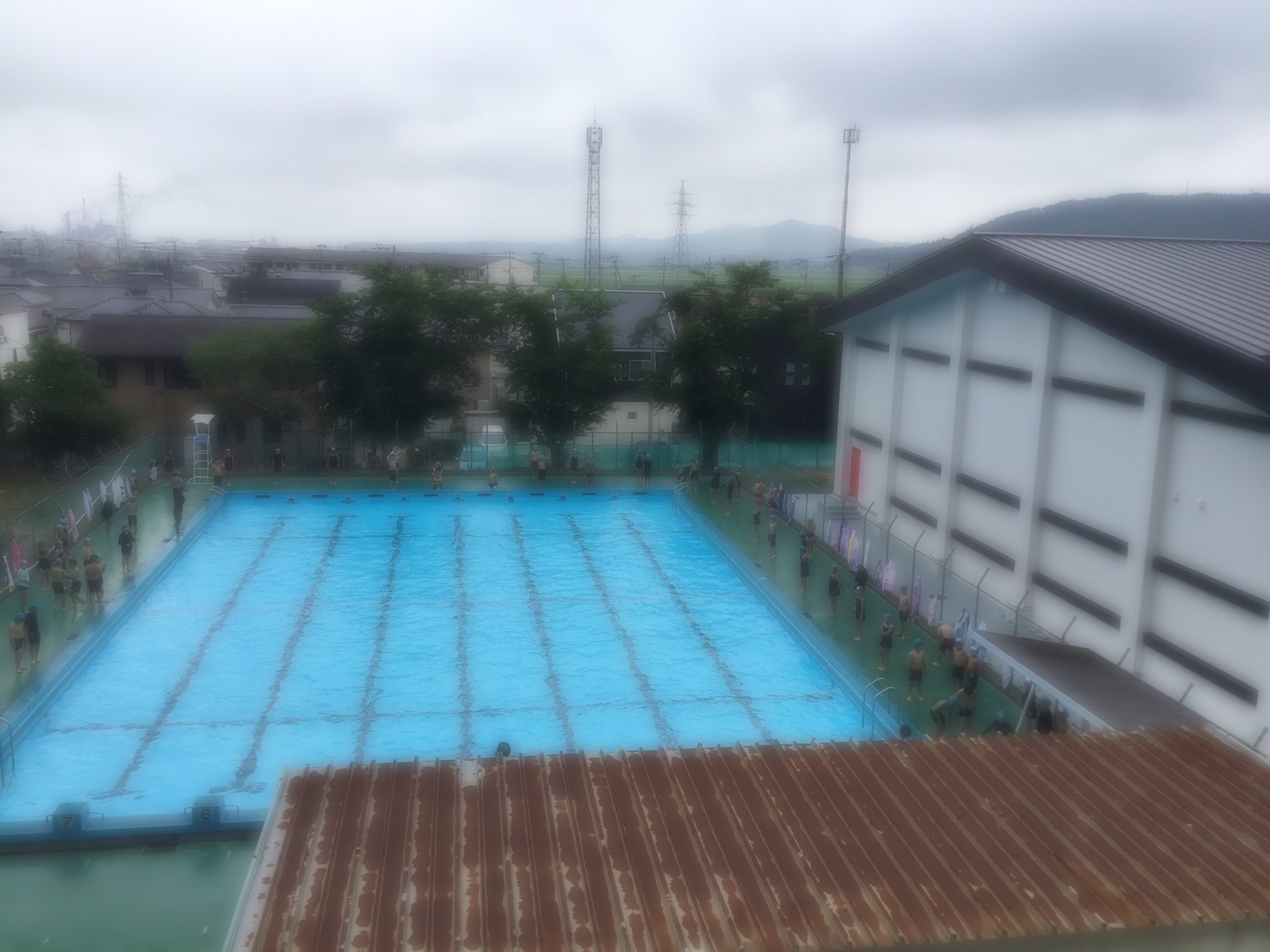 岩沼西小学校 先週より水泳指導が始まっています 密にならないように並び方や待ち方など 配慮した上での実施です 今日のプール は 寒かったようでした 梅雨の時期ですが晴れて気温が上がることを願う子供達です 岩西小 水泳指導 T Co
