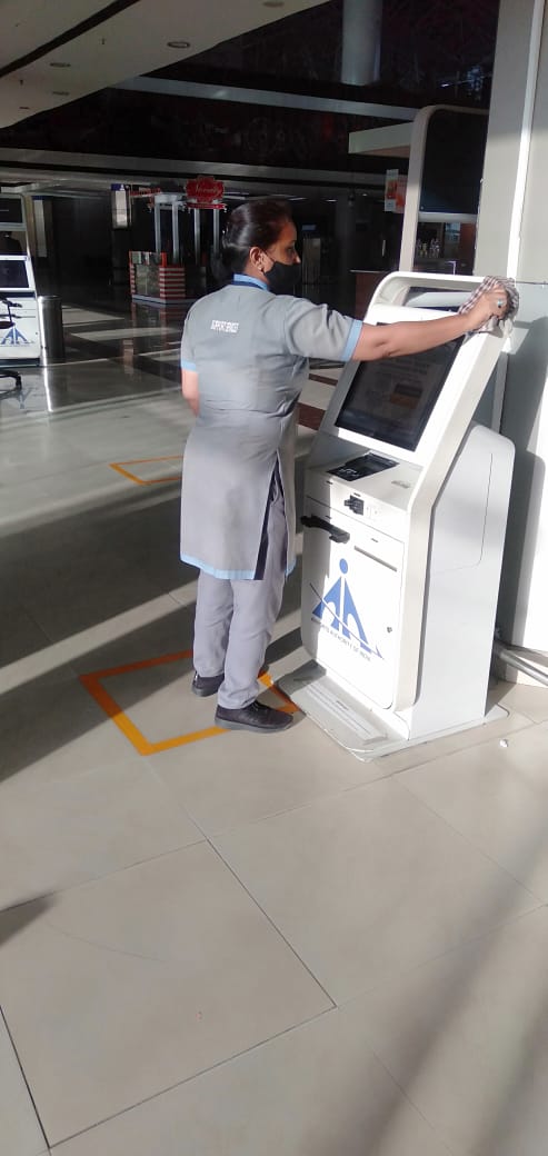 aaiasrairport's tweet photo. SGRDJI Amritsar Airport ensures a safe and comfortable journey for its passengers following all standard safety COVID-19 protocols. #Sanitization #SocialDistancing #ProperMask #FlySafe #FlyHigh
@MoCA_GoI @AAI_Official @aaiRedNR https://t.co/Iz08HxLBZi