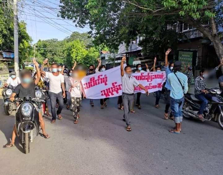 don_msi's tweet photo. Students from #AungMyayTharZan  education strike chanted revolutionary slogans and protested against the military coup this morning in #Mandalay. 
#June22Coup #UnfetteredAccessForAids #WhatsHappeninglnMyanmar https://t.co/rwCKfN27L2
