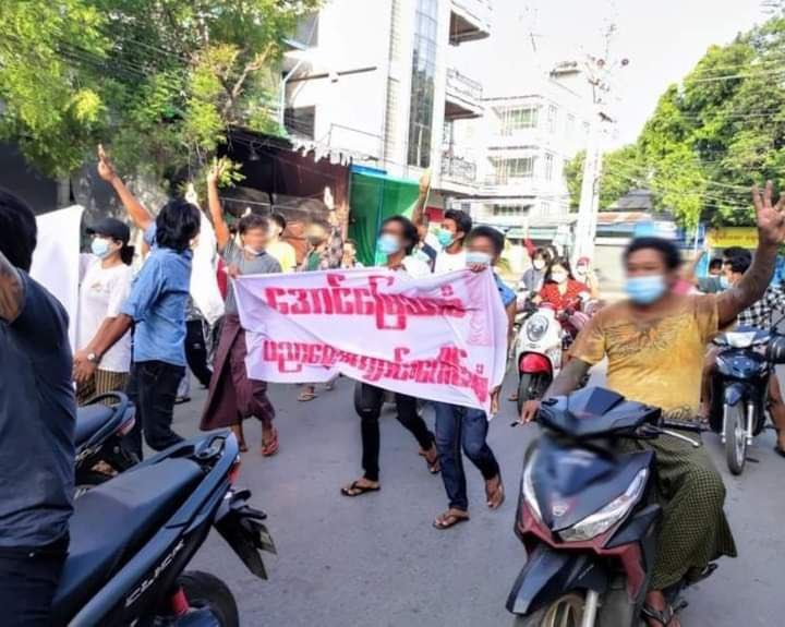 don_msi's tweet photo. Students from #AungMyayTharZan  education strike chanted revolutionary slogans and protested against the military coup this morning in #Mandalay. 
#June22Coup #UnfetteredAccessForAids #WhatsHappeninglnMyanmar https://t.co/rwCKfN27L2