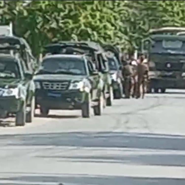 mmmiyaa1's tweet photo. Massive Junta Forces were seen with fully loaded military trucks deployed at the corner of 54x111, Mandalay since this morning. Junta are using heavy weapons and machine guns.
#UnfetteredAccessForAids
#June22Coup 
#WhatsHappeningInMyanmar https://t.co/Tdv4eV5Hcc https://t.co/xbs5ganSC2