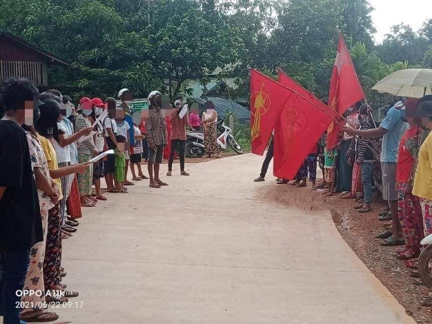 MoeYu20's tweet photo. Locals in Southern Dawei did a marching motorcycles strike in opposition of Genocidal Dictatorship. #UnfetteredAccessForAids #June22Coup  #WhatsHappeningInMyanmar https://t.co/3LXLPXyocu