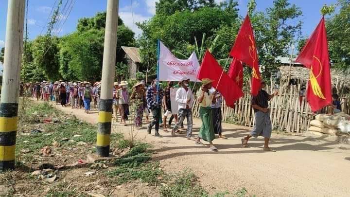 Locals of Letpadaungtaung area, Nyaung Pin Gyi Ywar Shay Tract staged a marching strike against Genocidal Dictatorship.
#UnfetteredAccessForAids
#June22Coup 
#WhatsHappeningInMyanmar