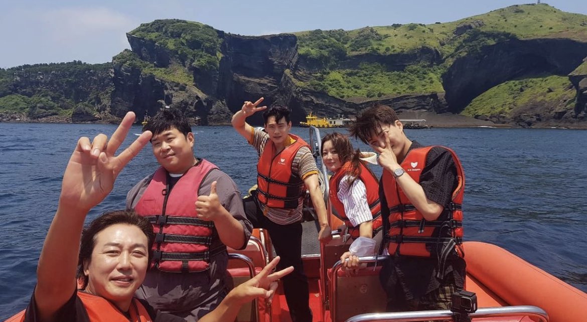 theMoonDreamer_'s tweet photo. finally a photo of Kai with his #UdoInn castmates Kim Heesun, Teo Yoo,Moon Seyoon &amp; Tak Jaehun💛

they must be very busy shooting but hopefully they still get to enjoy and have a good time at the beautiful island. Jongin looks so good😍

https://t.co/kaiQXAng8e https://t.co/sFoeQV8402
