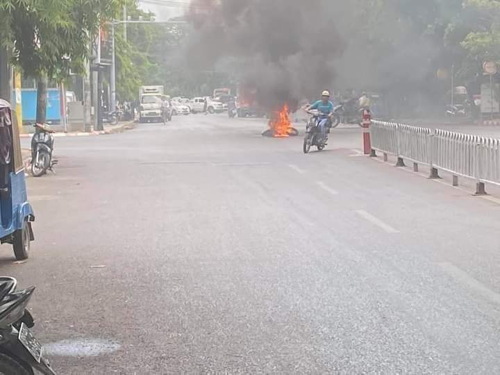 sggrvlyouth's tweet photo. The situation in #Mandalay is complicated.  The military fired on the protesters.There were a series of bombings
   After a series of shootings by guerrilla forces and the Terrorist Military Council, the military council increased its forces and started firing, locals said . https://t.co/NvBulG4D07