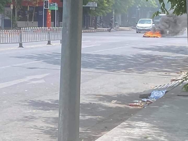 sggrvlyouth's tweet photo. The situation in #Mandalay is complicated.  The military fired on the protesters.There were a series of bombings
   After a series of shootings by guerrilla forces and the Terrorist Military Council, the military council increased its forces and started firing, locals said . https://t.co/NvBulG4D07