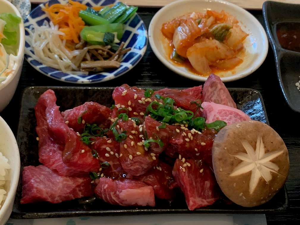 misakigyu's tweet photo. あいにくの天気にも関わらず、本日も多くのお客様にランチをご利用いただきまして、お客様から「営業再開が待ち遠しかった」等のうれしいお言葉を頂きました。スタッフ一同の励みになっております!!ありがとうございます!!
またのご利用をお待ちしております!!
#美崎牛　#石垣島 https://t.co/GPsTJ1yHBj
