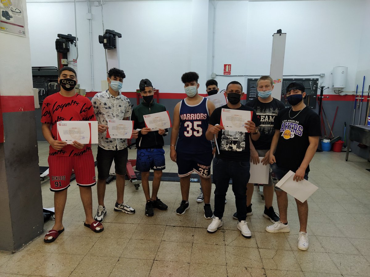 joseluiscslcas1's tweet photo. Gracias a los alumnos de PCI_Mecánica y a todo el alumnado de @CslCascoViejo por haber hecho posible realizar un curso "normal"😷. Hoy habéis logrado vuestro objetivo y seguro que vendrán grandes oportunidades en el mundo laboral. Enhorabuena!!👏🚙🚚🔧 https://t.co/lVqjG7D0Az