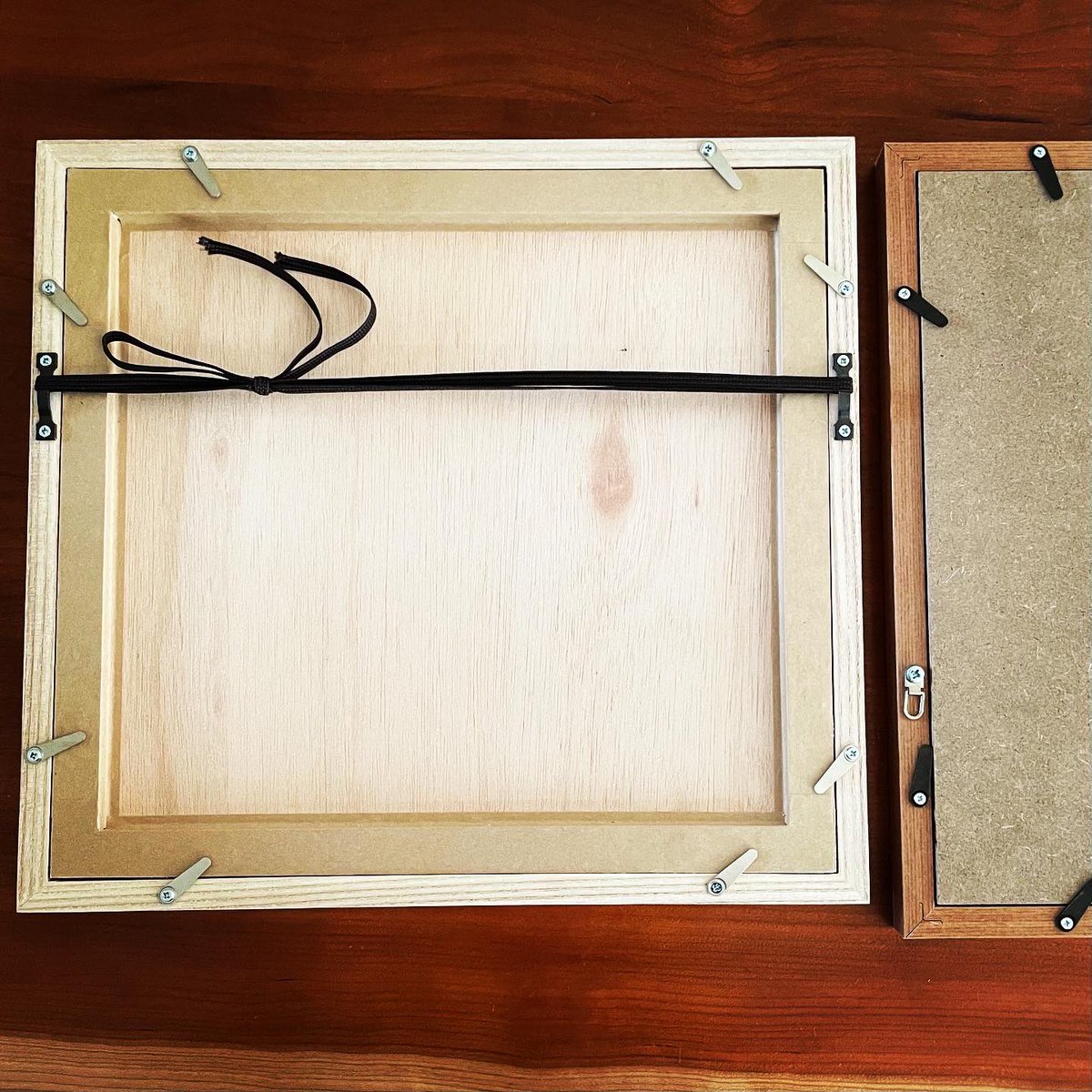 blossomnako's tweet photo. 初めての額は、額縁屋さんで手作りの額を注文しました。額縁裏側は右が既製品で左は注文品。丁寧なお仕事はさすがですが、既製品の3倍の値段なので、毎回は買えません。エディションつけて、サインもしました。

#額縁 ＃祝日堂 #木版画 https://t.co/vcvDKmA8Jq