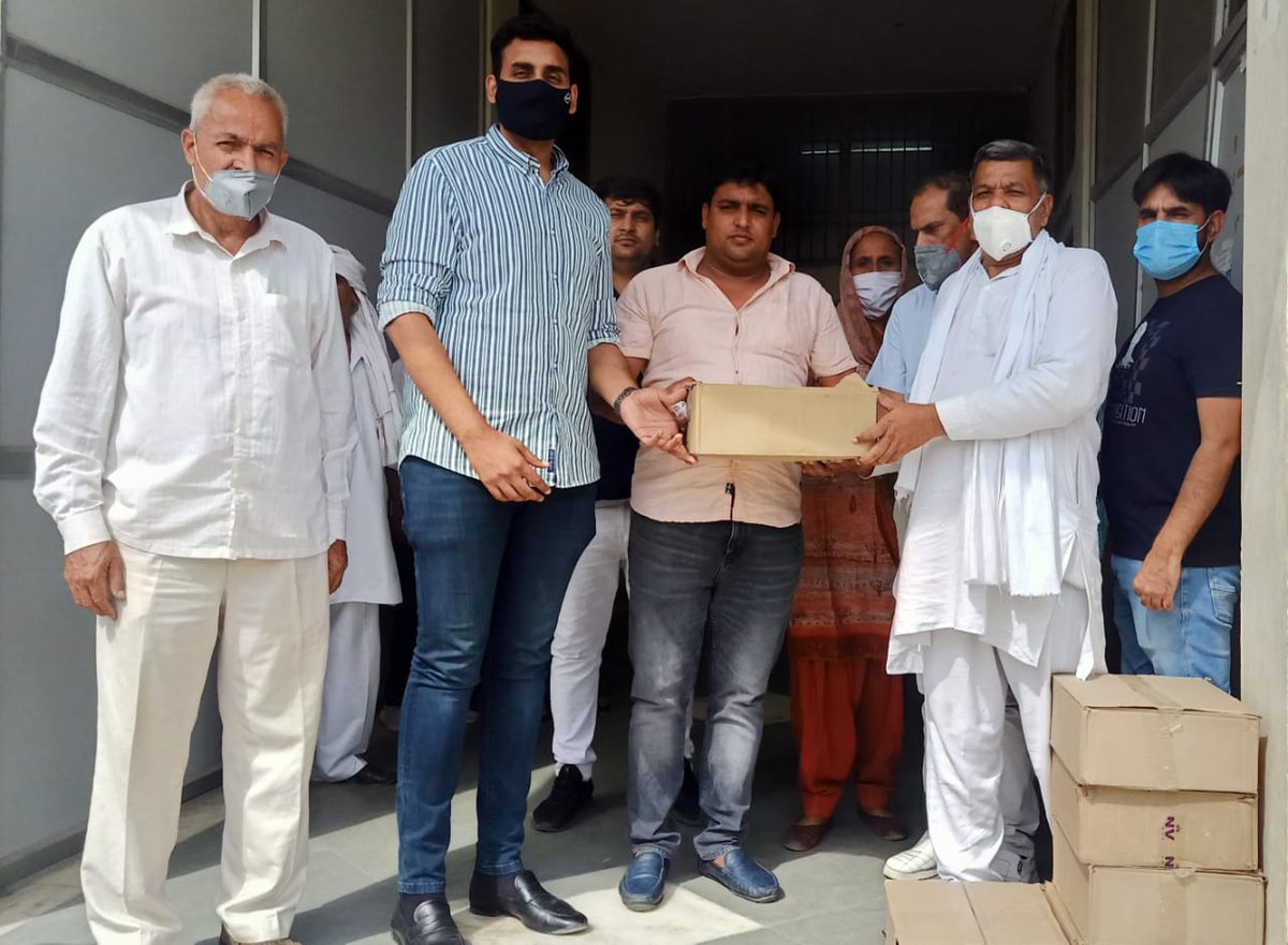 ManojSampla2's tweet photo. राज्य सभा सांसद .@DeependerSHooda के द्वारा भेजे गए सेनेटाइजर को  सांपला पुलिस स्टेशन, चौकी, तहसील, नगरपालिका,बस स्टैंड पर वितरित करते हुए,,. @DeependerSHooda @RohtakTeam @TeamDepender @BhupinderSHooda @Dr_VisheshSingh https://t.co/KPwdoh2VU6