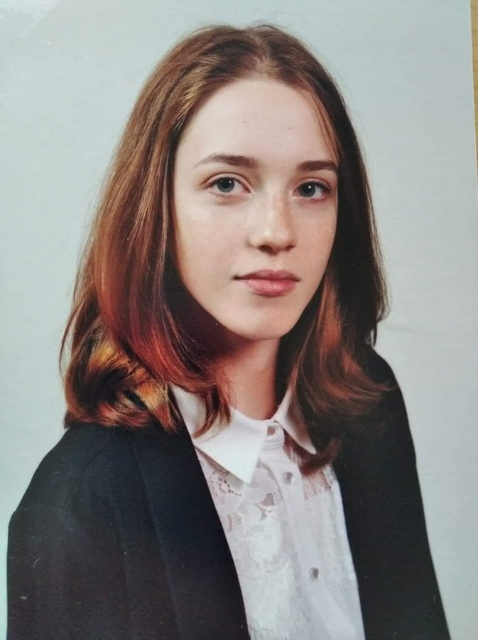 Даню Милохина знает вся страна.  А вот эту  милую девушку не знает никто. Ученица лицея №470 Полина Ефимова стала первой девушкой – 300-бальницей  в Петербурге. За всю историю ЕГЭ в Питере- это первая выпускница, которая получила макс балл сразу по 3 предметам: русс, мат и хим.