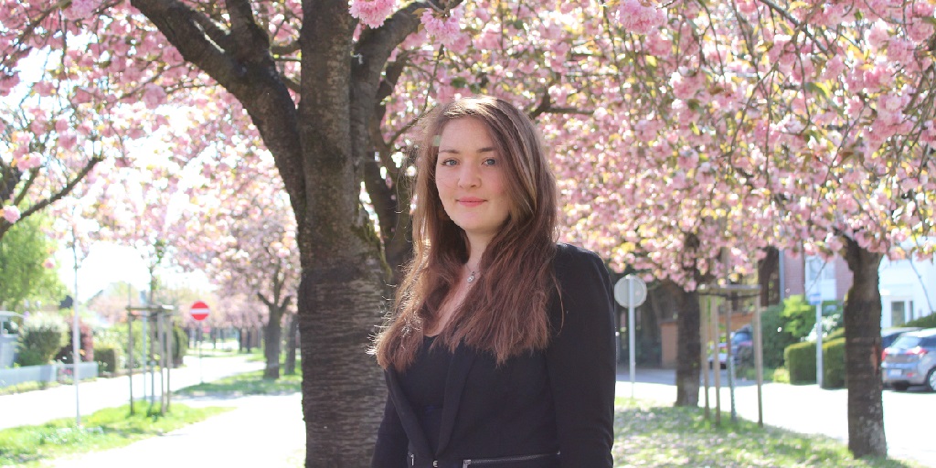 Evonik_DE's tweet photo. „Ich wurde von Anfang an in vieles mit eingebunden und zu jeder Zeit dort abgeholt, wo ich stehe.“ Jessica ist für 6 Monate Praktikantin bei der #Creavis und erzählt in ihrer students@Evonik story mehr über ihren Weg vom Labor ins Büro: https://t.co/srcMrU31AX #HumanChemistry https://t.co/8EngT4LQ0T