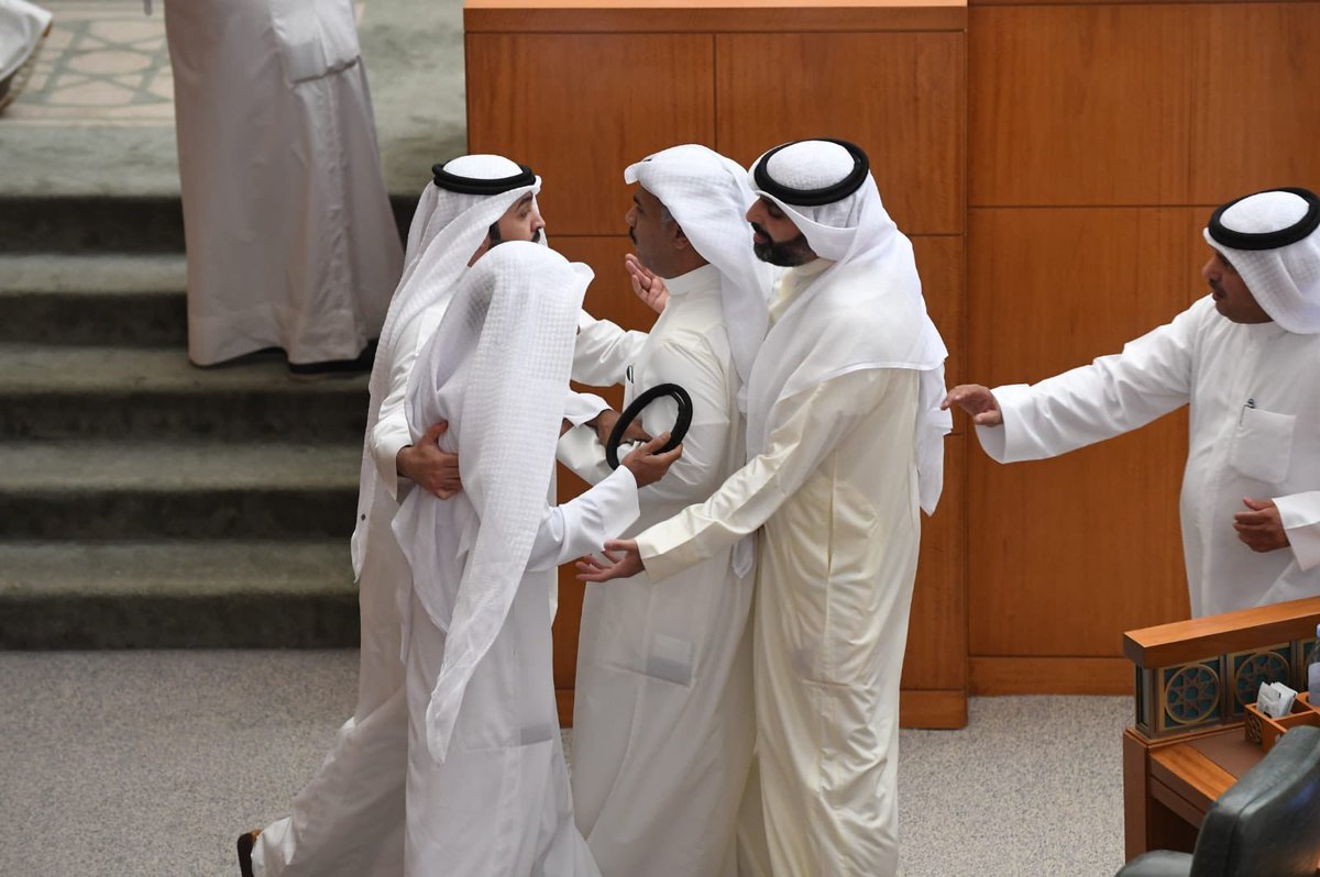 ALJ0HARASULTAN's tweet photo. #الكويت حاول نواب المعارضة دفع الحكومة لعدم حضور الجلسة عبر جلوسهم في مقاعد الوزراء لكن الحكومة قررت الحضور والتصويت على الميزانية وقوفاً،لتتحول الجلسة إلى حلبة مصارعة!
الدولة الوحيدة في العالم التي اثبتت ان الديمقراطية لاتصلح للعرب!
ويجيك كويتي ينظر عن الديمقراطية😂
#مجلس_الامة https://t.co/uWQ8CwmBZj