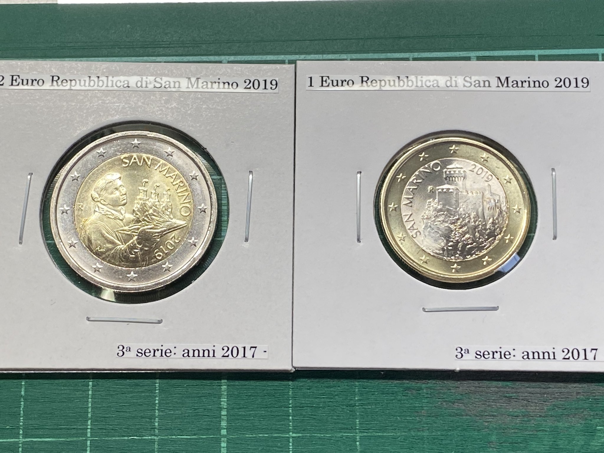 Hokutosei サンマリノ 2ユーロ 1ユーロ バイメタル貨 19年銘 サンマリノの通常流通貨幣です 通常ユーロ の中で流通が少なく しかも17年に硬貨のデザインが変更され 収集家泣かせのコインとなっています デザインモチーフは 2ユーロが聖マリーノ