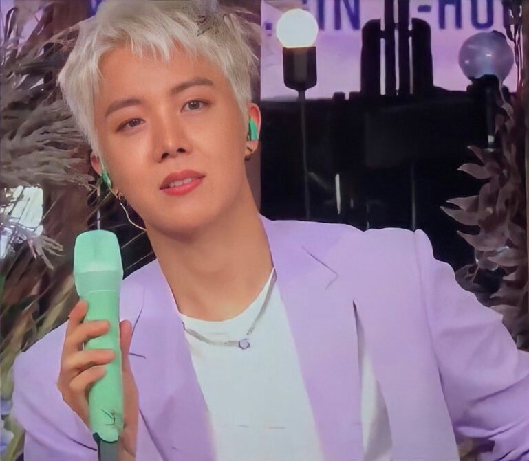 takenntobts's tweet photo. platinum blonde jung hoseok with his lilac outfit, a whole dream https://t.co/StuZdft6V0
