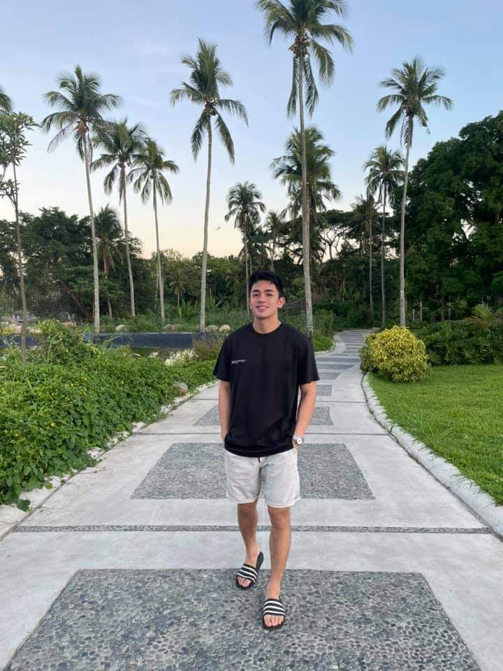 HE LOOKS SO DAMN FINE IN THAT BLACK SHIRT WTF

#DavidLicauco | <a href="/davidlicauco/">David Licauco</a>