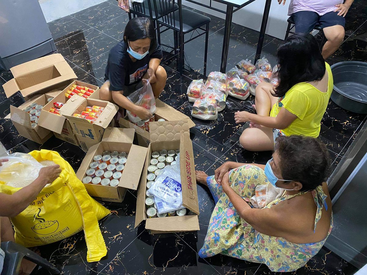 PinoyAkoBlog's tweet photo. Nakarating na po sa isla Tag-iisang kilo ng bigas, delata at noodles bawat supot for 100 families.

Bukas po ipapamigay bahay-bahay. Thank you sa Lahat na nagdonate sa KTV for a cause sa #banlawspaces .
Mama, mga auntie at best friend ko ang mga packers. 

😍😍😍 https://t.co/kWFRev7ByY