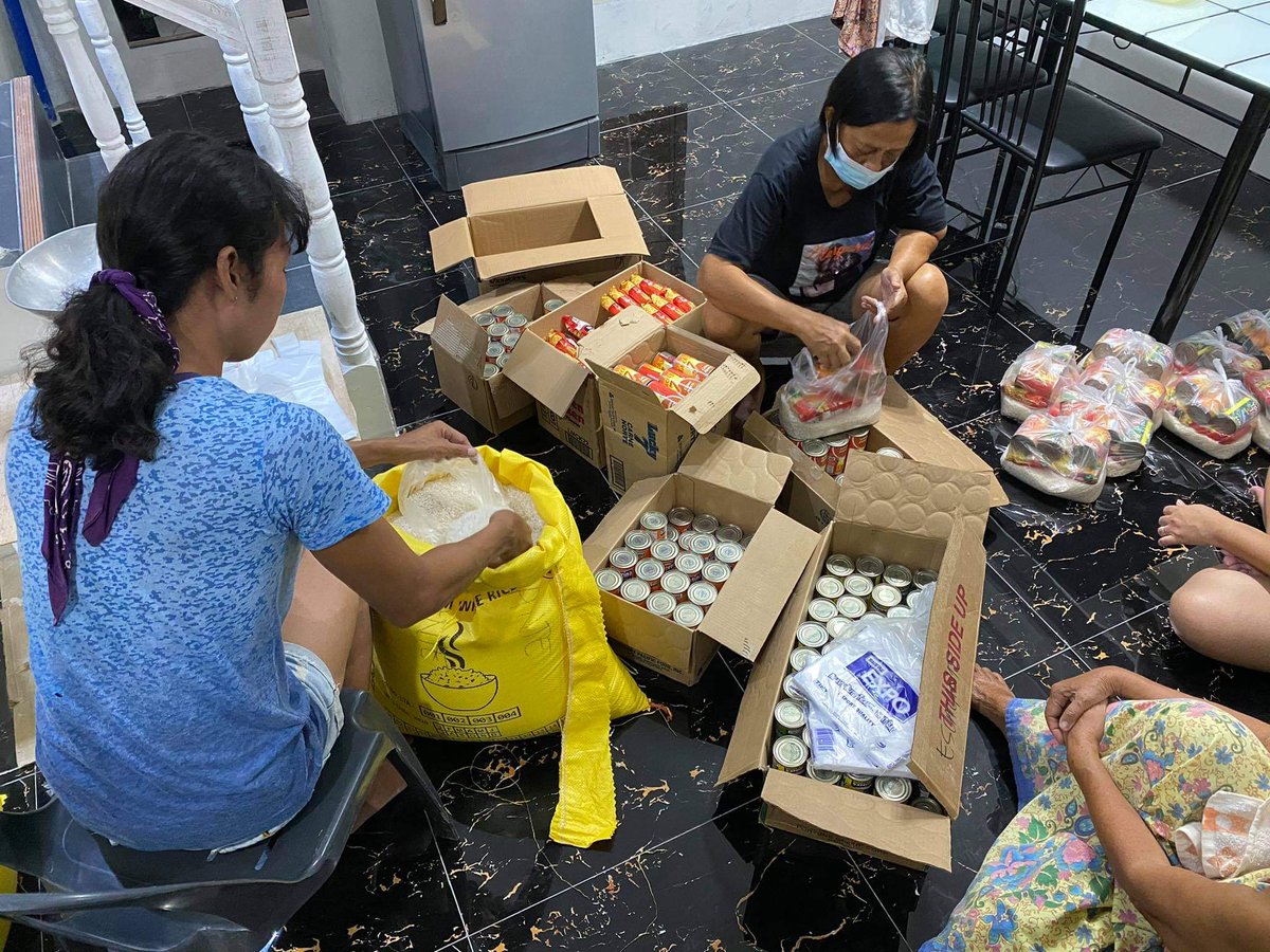 PinoyAkoBlog's tweet photo. Nakarating na po sa isla Tag-iisang kilo ng bigas, delata at noodles bawat supot for 100 families.

Bukas po ipapamigay bahay-bahay. Thank you sa Lahat na nagdonate sa KTV for a cause sa #banlawspaces .
Mama, mga auntie at best friend ko ang mga packers. 

😍😍😍 https://t.co/kWFRev7ByY