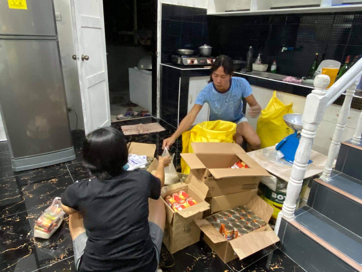PinoyAkoBlog's tweet photo. Nakarating na po sa isla Tag-iisang kilo ng bigas, delata at noodles bawat supot for 100 families.

Bukas po ipapamigay bahay-bahay. Thank you sa Lahat na nagdonate sa KTV for a cause sa #banlawspaces .
Mama, mga auntie at best friend ko ang mga packers. 

😍😍😍 https://t.co/kWFRev7ByY