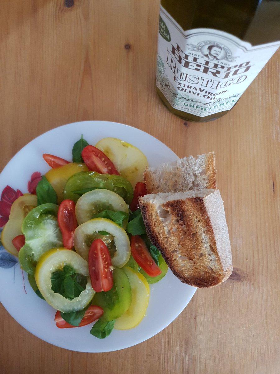 carmela_kitchen's tweet image. Early light lunch before I eat the biscuit barrel again! Harlequin tomatoes with @FilippoBerio #rustico unfiltered extra virgin olive oil 💚🌱
