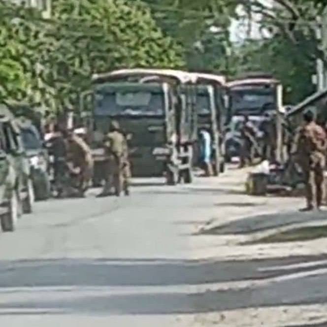 IDB009's tweet photo. Massive Junta Forces were seen with fully loaded military trucks deployed at the corner of 54x111, Mandalay since this morning. Junta are using heavy weapons and machine guns.
#UnfetteredAccessForAids
#June22Coup 
#WhatsHappeningInMyanmar https://t.co/6RCthTXq7J