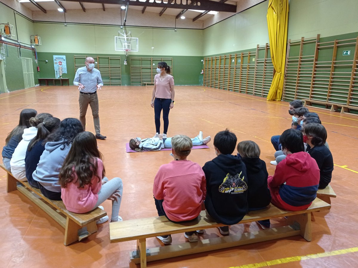 CEBIP_FGL's tweet photo. 📢➡️ Siguiendo con el lema de este curso "ME CUIDO, TE CUIDO Y CUIDAMOS EL ENTORNO" hoy, los alumnos de sexto, hemos recibido una charla sobre RCP. 🔝👍Mil gracias a los dos padres que han venido a explicarlo 👏👏.‼️ Lo han hecho genial‼️#FGL #noscuidamos #Educacion https://t.co/rW195FyI1Y
