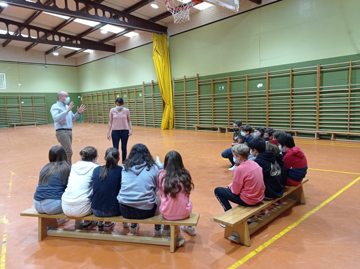 CEBIP_FGL's tweet photo. 📢➡️ Siguiendo con el lema de este curso "ME CUIDO, TE CUIDO Y CUIDAMOS EL ENTORNO" hoy, los alumnos de sexto, hemos recibido una charla sobre RCP. 🔝👍Mil gracias a los dos padres que han venido a explicarlo 👏👏.‼️ Lo han hecho genial‼️#FGL #noscuidamos #Educacion https://t.co/rW195FyI1Y