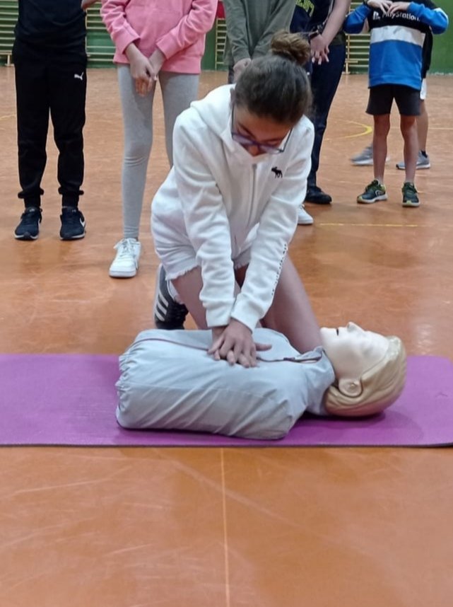CEBIP_FGL's tweet photo. 📢➡️ Siguiendo con el lema de este curso "ME CUIDO, TE CUIDO Y CUIDAMOS EL ENTORNO" hoy, los alumnos de sexto, hemos recibido una charla sobre RCP. 🔝👍Mil gracias a los dos padres que han venido a explicarlo 👏👏.‼️ Lo han hecho genial‼️#FGL #noscuidamos #Educacion https://t.co/rW195FyI1Y