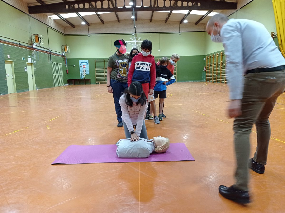CEBIP_FGL's tweet photo. 📢➡️ Siguiendo con el lema de este curso "ME CUIDO, TE CUIDO Y CUIDAMOS EL ENTORNO" hoy, los alumnos de sexto, hemos recibido una charla sobre RCP. 🔝👍Mil gracias a los dos padres que han venido a explicarlo 👏👏.‼️ Lo han hecho genial‼️#FGL #noscuidamos #Educacion https://t.co/rW195FyI1Y