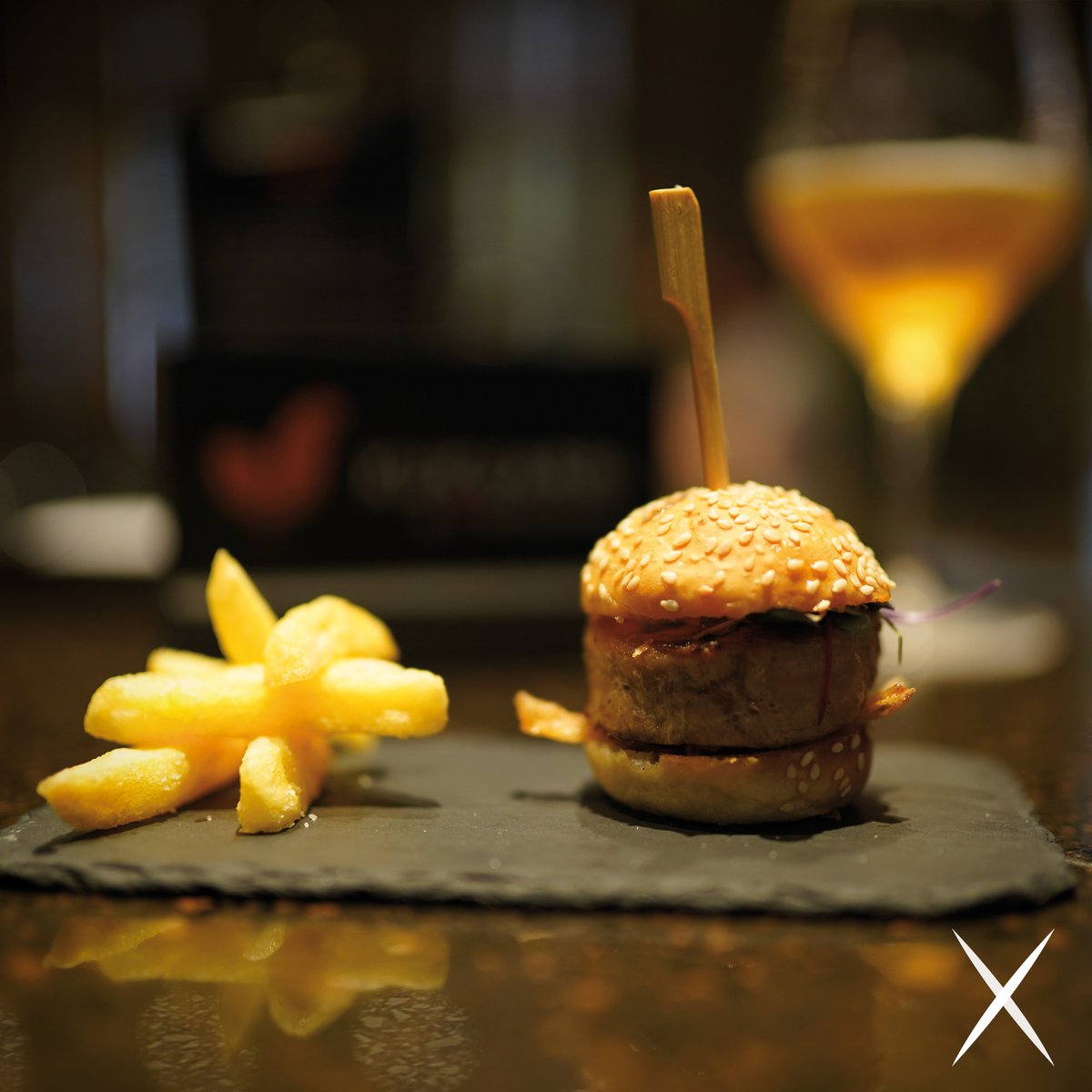 Pintxos_es's tweet photo. PINTXO 2019💛2020
MINIHAMBURGUESA DE SECRETO IBÉRICO
Kukuarri
Vitoria-Gasteiz, 1
Antiguo
Pequeña hamburguesa de secreto ibérico en pan de sésamo acompañada de patatas fritas
Small shoulder pork burger on sesame bread with chips.
@kukuarridonosti
#PINTXOS2020 #99bestpintxos https://t.co/FBPx0vq1Gh