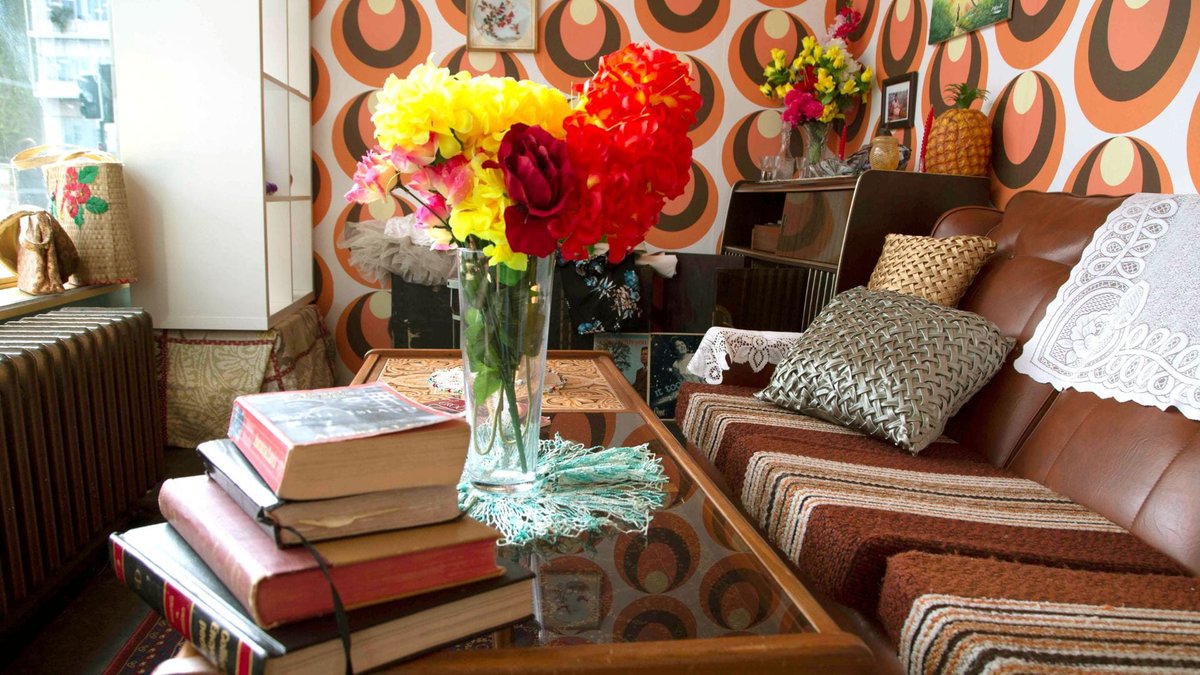 GoldsmithsUoL's tweet photo. To celebrate #WindrushDay @designdotgold's Rose Sinclair has created an interactive version of her Caribbean Front Room installation.

Take a seat as Rose tells the migration stories behind each object, bringing them to life through memories and expertise: https://t.co/wm0fIrIoM8 https://t.co/vMyydmT4xp