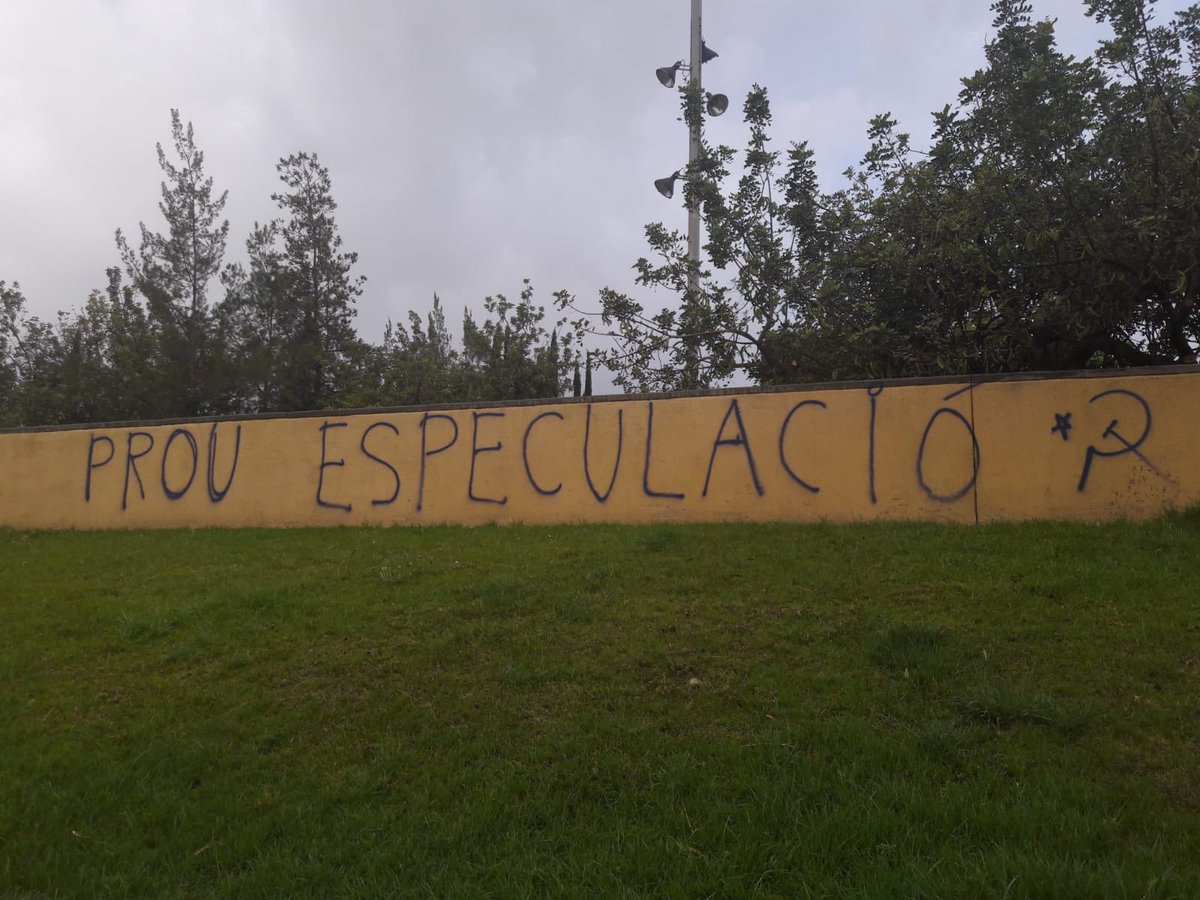 raquelsjimenez's tweet photo. PRESEC ha hagut de netejar les pintades que alguns incívics van fer el cap de setmana passat al voltant del parc del Calamot. La falta de respecte d'una minoria que malmet el patrimoni públic té costos que paguem tot@s, i això no ho podem permetre. https://t.co/rSUkUEAJRg