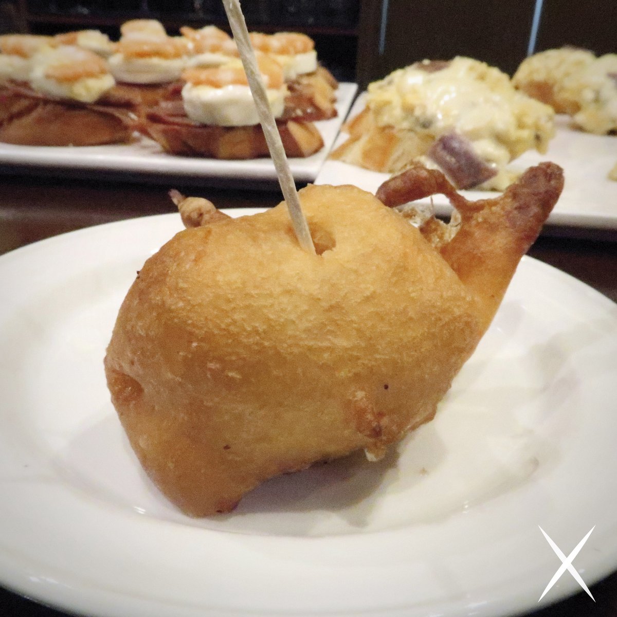Pintxos_es's tweet photo. PINTXO 2019 💛 2020
CHORRERA
La Espiga
San Marcial, 48
Centro
Pintxo caliente de huevo cocido con jamón de York frito y masa Orly.
Hot pintxo of egg, cheese and ham, battered in egg and flour and fried.
@laespiga_ss
#PINTXOS2020 #99bestpintxos #99bestpintxosapp #pintxos https://t.co/vdanBDMgMH
